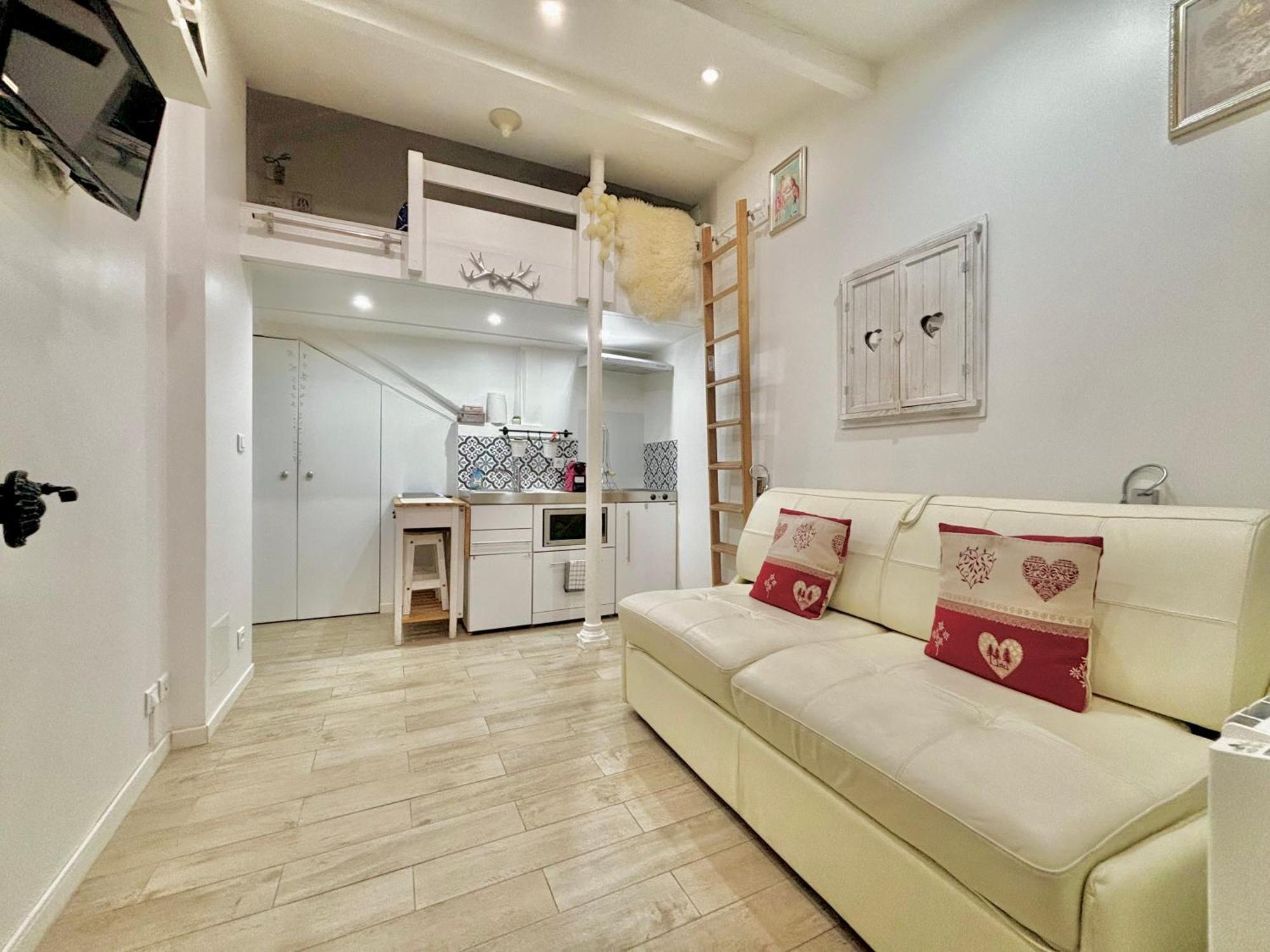 Superb Tiny House In Heart Of 1st! Parigi
